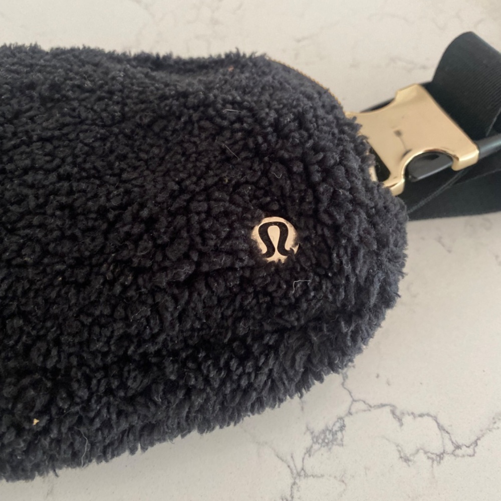 Lululemon black everywhere belt bag - Picture 2 of 6